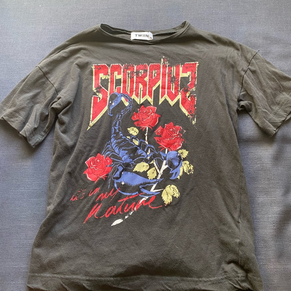 Cute graphic tee!!